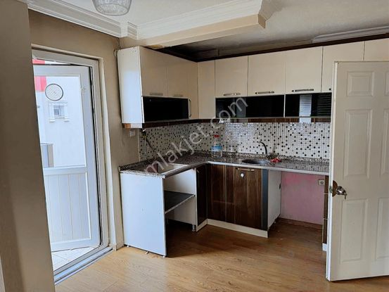 Uncubozköy Mahallesinde 2+1 Kapalı Mutfaklı Ara Kat Fırsatı