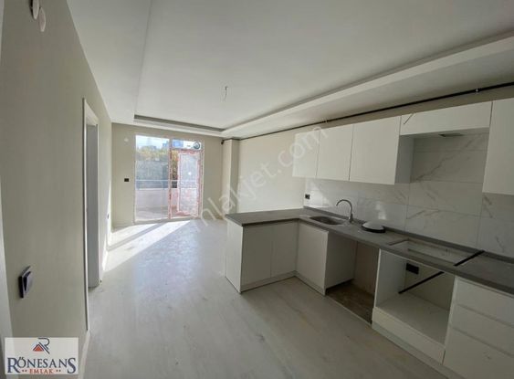 Rönesans Emlak'tan Deniz Manzaralı Satılık 1+1