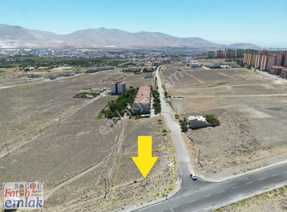 Cazip***niğde Evlerinde ***anayolda*** Köşebaşı 726 M2 Arsa