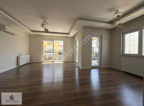 Konyaaltında 3+1 Çok Kullanışlı Kombili 2 Banyolu Geniş Teraslı