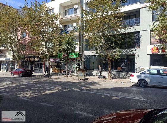 Selçukbey Caddesinde Konat Apartmanı Altı 100 M2 Kiralık Dükkan,