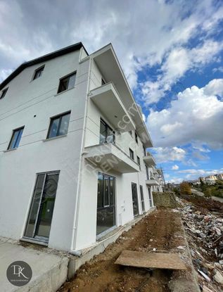 Deniz Gayrimenkulden Zeytinli Koruda 3+1 Kiralık Bahçe Dubleks