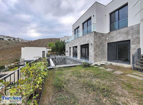 Deniz Manzaralı Özel Havuzlu 3 Odalı Satılık Villa