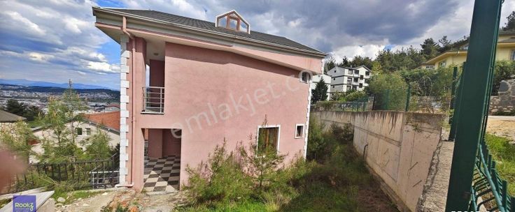 Çalı Mahallesi Gümüşlük Mevkiinde 4 Katlı Villa