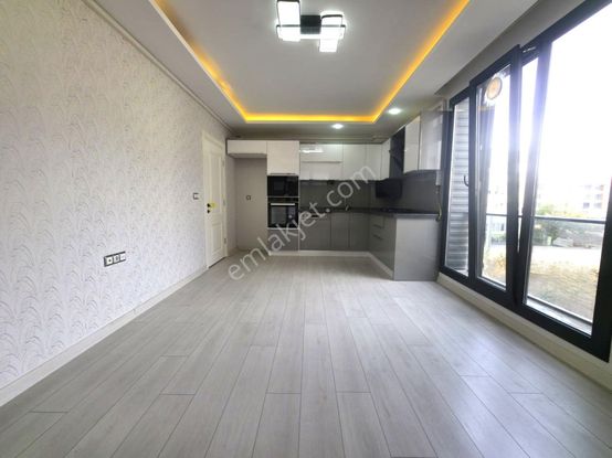 Aygülden Akçay'da 5 Yaşında Şık Ve Geniş Kullanımlı Doğalgazlı Cam Balkonlu Kaçmaz 1+1 Satılık Daire