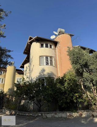 Şehir Hastanesine Yakın Site İçerisinde 7+1 Triplex Villa