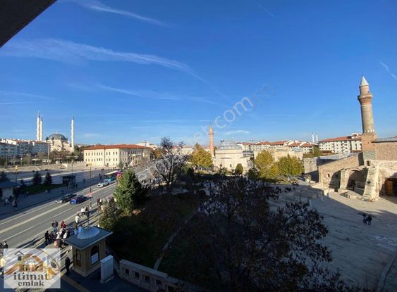 Hükümet Binası Merkez Meydan Manzaralı Kiralık 1+1