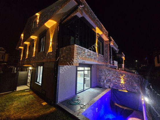Deniz'den 4+1 Havuzlu,yerden Isıtmalı Kombili,cam Balkonlu Villa