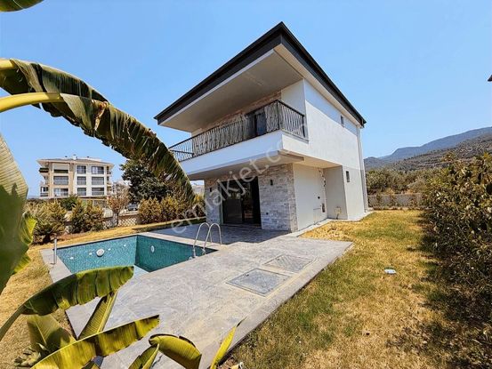 Kuşadası Davutlarda Deniz Doğa Manzaralı Villa