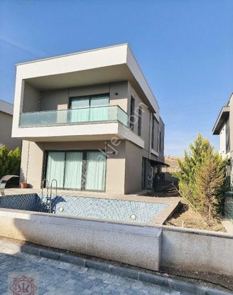 Kabasakalda Satılık Havuzlu Site İçi Villa