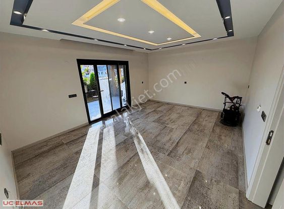 Üç Elmastan 4+1 Müstakiş Bahçeli Müthiş Satılık Villa