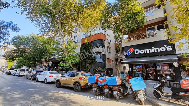 Buca Menderes Caddesinde, Cadde Cepheli,3+1 Ara Kat Satılık