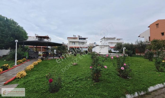 Dikili Salihler Mah Yeşil Pelit Sitesinde Satılık Villa