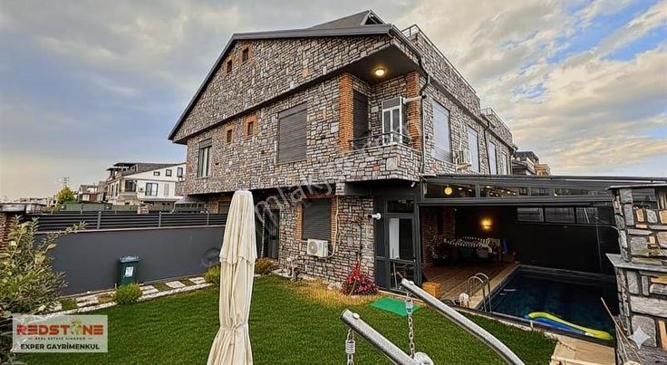 Kocaali'de Geniş Müstakil Bahçeli,ısıtmalı Havuzlu 4+1 Lüx Villa