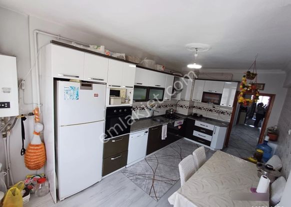 Kolçan Emlak'tan Menderes Caddesi Üzeri Satılık 3+1 Daire