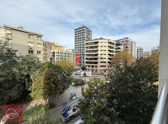 Fenerbahçe'de Ayanoğlu Caddesi Üzeri Genç Bina Balkonlu Boş 3+1