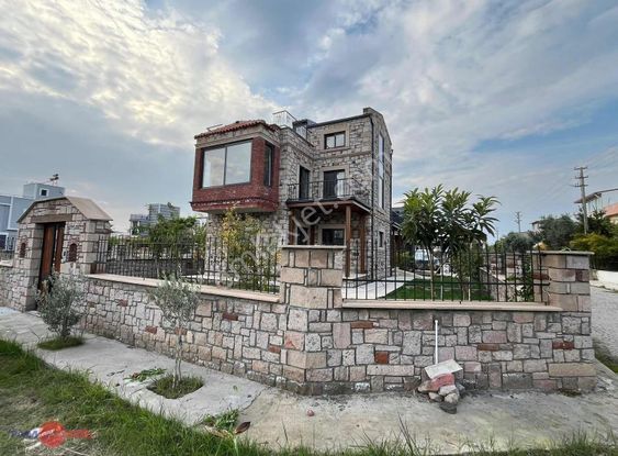 Dikili Kabakumda Özel İmalat Doğal Taş 5+1 Villa