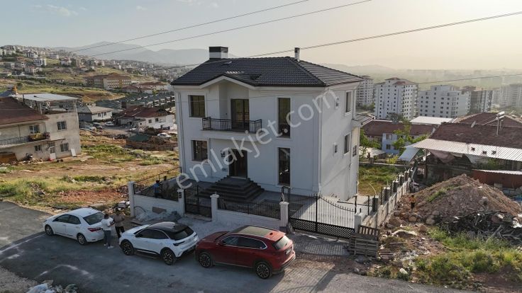 Coldwell Banker'den Tecde'nin Kalbinde Satılık Tribleks Villa
