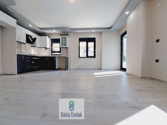 Denizden Akçayda Öncephe Geniş Cam Balkonlu Satılık 2+1 Daire.