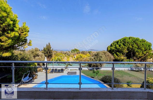 Urla Çeşmealtında Deniz Manzaralı Villa