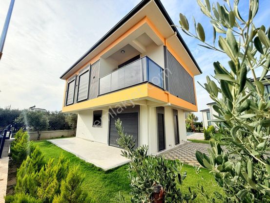 Kuşadası Satılık Davutlarda Havuzlu Sitede 3+1 Villa