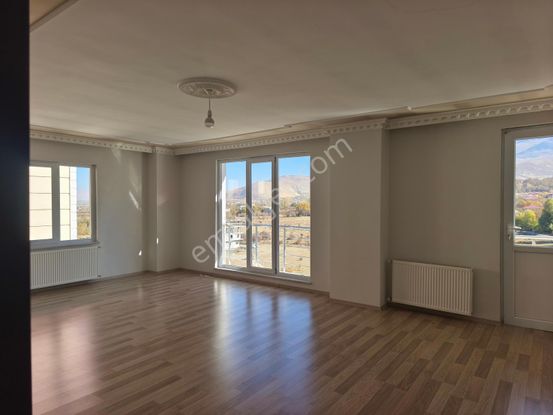 Gevaş Merkezde Geniş Lüks Kiralık 3+1 Daire