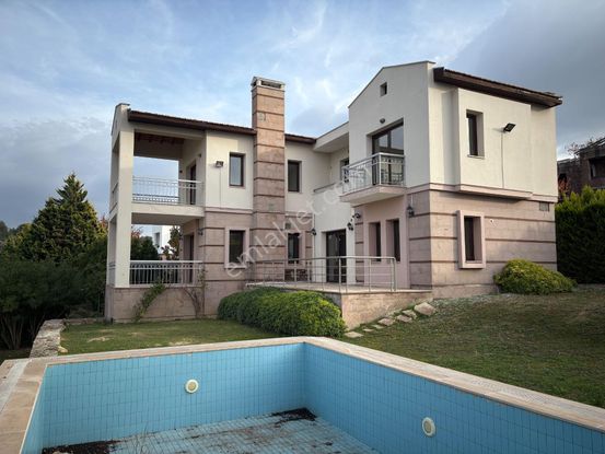 Geniş Arsada Satılık 4+1 Müstakil, Özel Havuzlu Villa