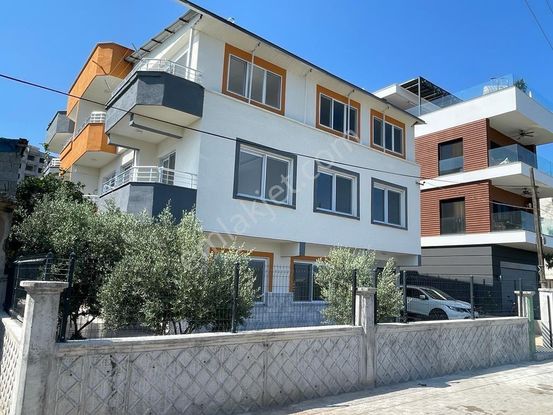 Aziz Emlak’tan Erdemli Çeşmeli’de Komple Satılık Bina