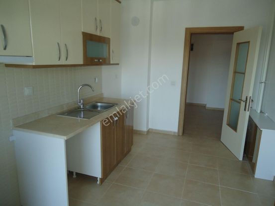 Krc'den Merkezi Konumda Uzun Bloklarda Kiralık 3+1 Daire