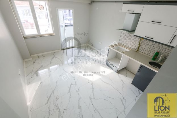 Lıon Emlak'tan 600 Evler'de Sıfır Ayarında , Balkonlu Kiralık 1+1 Daire