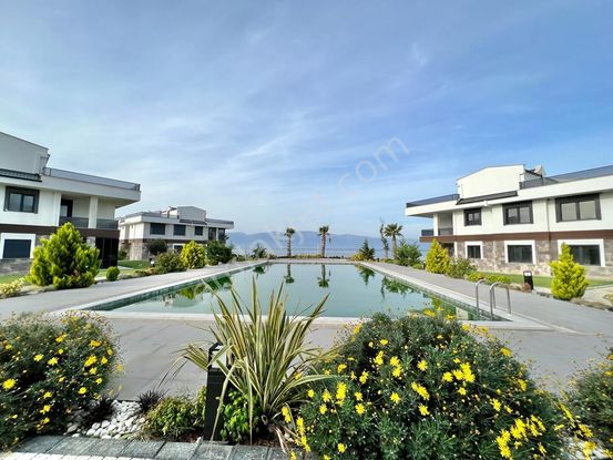 ✨akçay Ay Emlak'tan✨pelitköy'de Denize Sıfır Butik Sitede Yüzme Havuzlu Satılık 1+1 Lüks Daire