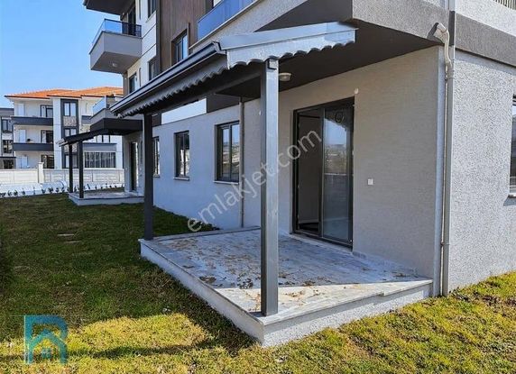 Müstakil Bahçe Kullanımlı Ve Geniş Sundurmalı Havuzlu Ve Sıfır