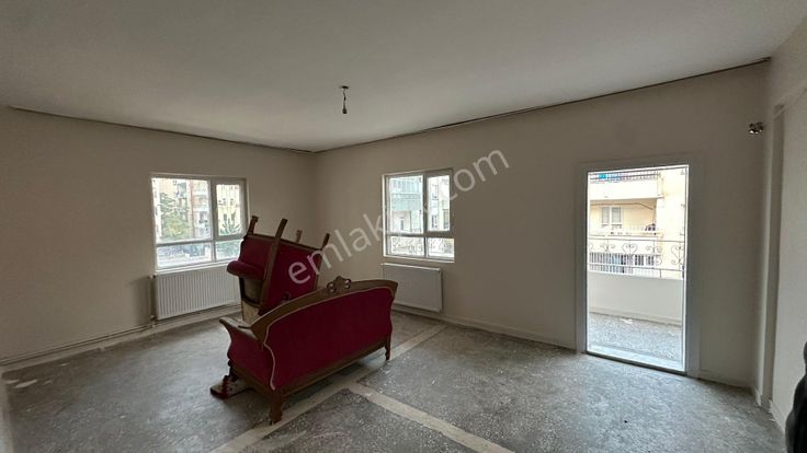 Deniz Gayrimenkul’den Yenişehir Bankalar Caddesi Arkasında Kiralık Doğalgazlı Bakımlı Ara Kat Daire