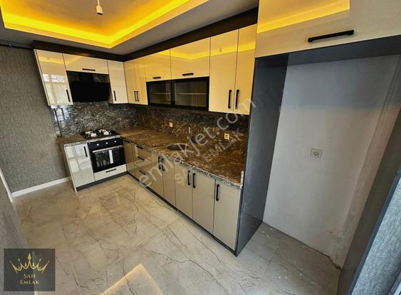 Şah'tan Menderes'de Cadde Üzeri 3+1 Full+ Sıfır Daire