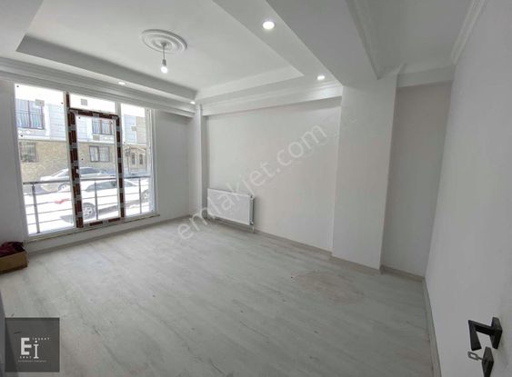 Eray Emlak'tan Yüksek Giriş Balkonlu 2+1 80m2 Meydan Konumlu