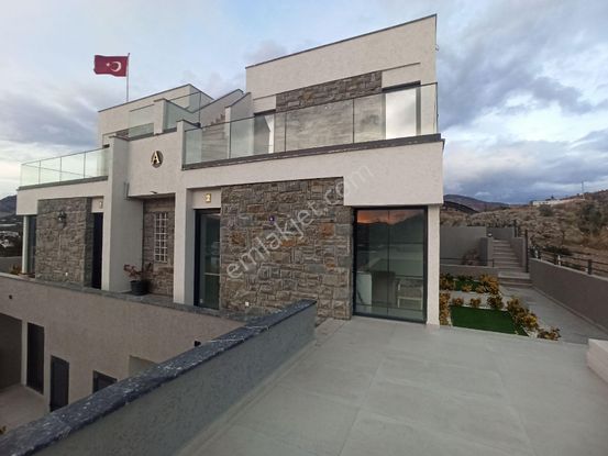 Bodrum Ortakent'te Satılık Tripleks Villa