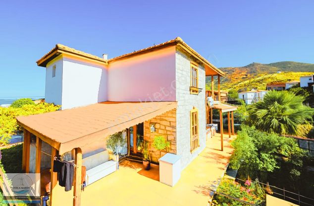 Yenifoça'da Müstakil Geniş Bahçeli Deniz Manzaralı 3+1 Dubleks