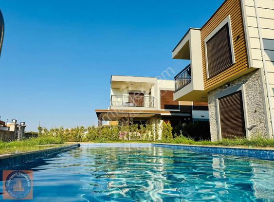 Havuzlu Butik Sitede Müstakil Villa Sahile 1 Km Mesafede.