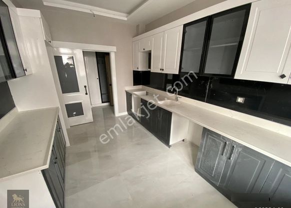 Sancaktepe'de 3+1 - Sıfır Bina - Ful Yapılı - Asansör - Ön Cephe