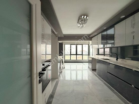 Pursaklar Mehmet Zengin Emlak'tan Otoparklı Site 1. Kat 4+1 Ultra Lüks Daire