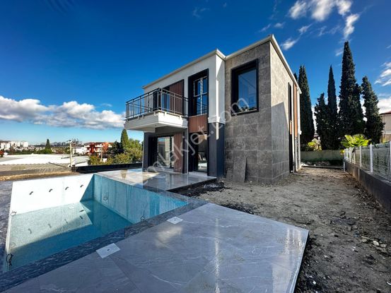 Kuşadası Karaovada Özel Havuzlu Tek Müstakil 350 M2 Arsa İçerisinde