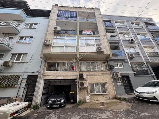 İzmir Yeşilyurt Reis Mahallesi Ara Kat Kombili 2+1 Satılık Daire