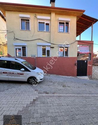 Antalya Elmalı Merkezde 190m2 Arsa İçerisinde Altı Depolu 2 Katlı Satılık Müstakil Bina