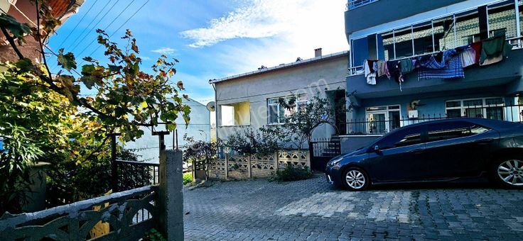 *2 Buçuk Katlı* 2 Ayrı Girişli* 2 Ailenin Yaşabilceği Acil Satılık Müstakil Ev