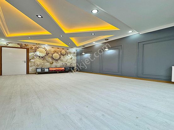 Esenyurt Üçevler Mahallesinde Ön Cephe Minimal Dekorlu Arakat Daire