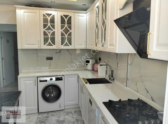 3 Katlı Teraslı Caddeye Yakın Satılık Müstakil Köşe Bina