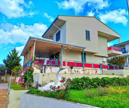 Kuşadasında Büyük Avm Bölgesinde 3+1 Bahçeli Villa