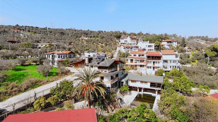 Mudanya Kumyaka'da Deniz Manzaralı Havuzlu Satılık Villa
