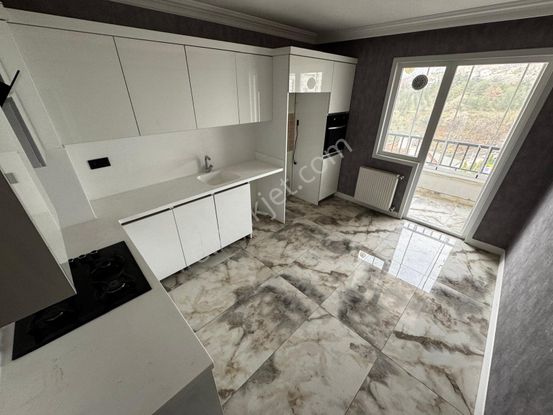 İncirli'de Genç Bina'da Orta Kat 4+1 Önü Açık Asansörlü 2 Banyo