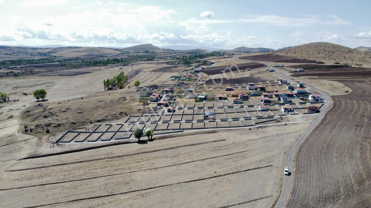 *peçenek Te Yol Kenarı Bahçelerin İçinde 1.300 Metre H.tapulu